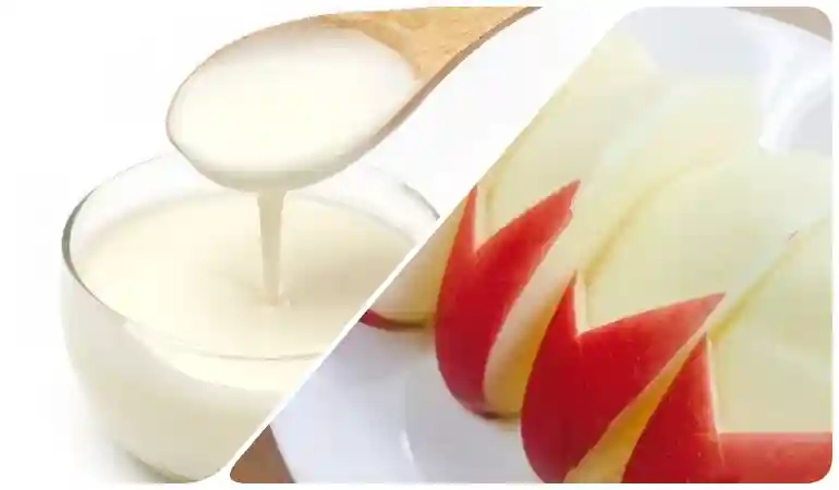 요구르트를 나뭇 숫가락으로 뜨는 모습과 깍은 사과